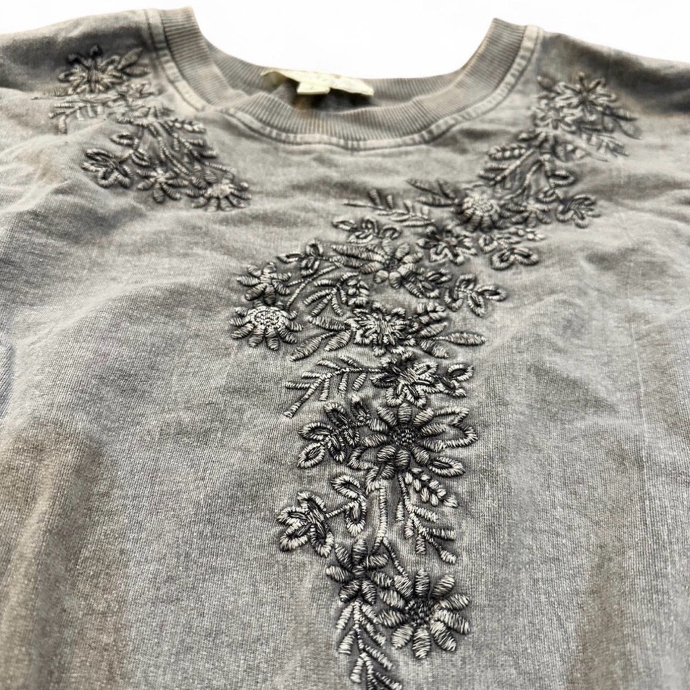 Solitaire 100% Cotton Faded Grey Floral Embroidered Crewneck Sweater size Large - Picture 2 of 7